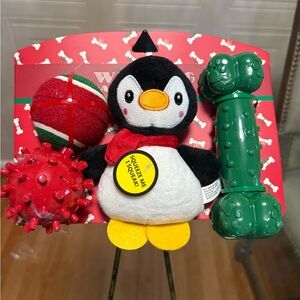 Jmle Happy Holidays/Christmas - Set Of 4 Toys Balls Pinguin Bone With Squeaker.